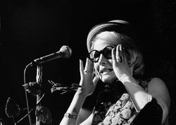 Okänd skådespelare uppträder på Berns i samma uppsättning so