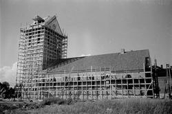 Exteriör av Höganäs kyrka, Himmelfärdskyrkan, under byggnati