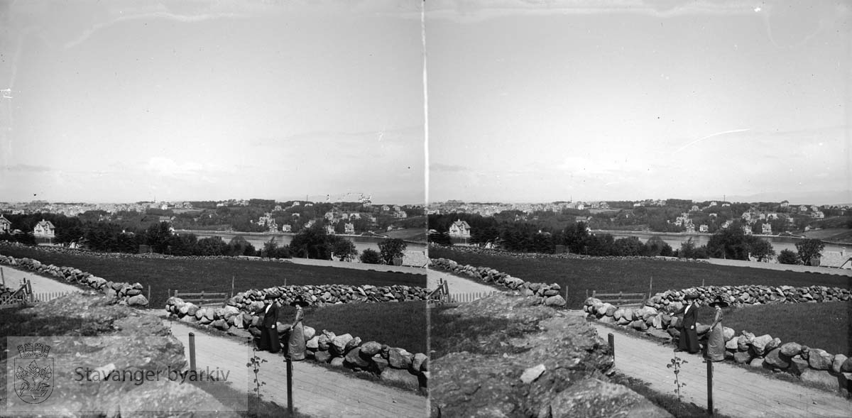 Fra venstre Storhaug skole, videre kirkespiret til St. Johannes kirke, hagltårnet / Haggeltårnet. Stereofotografi..