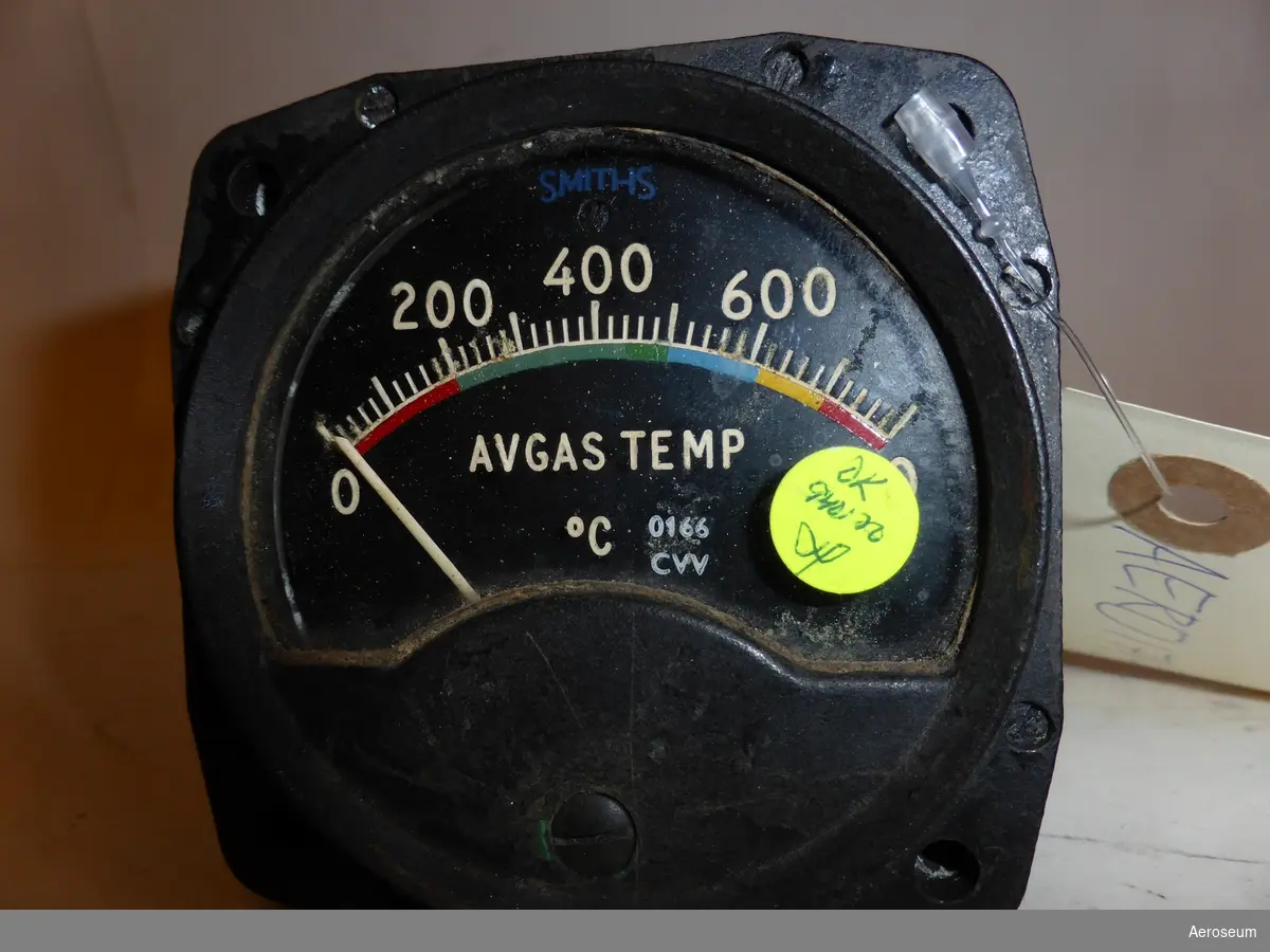 Ett instrument som mäter avgastemperaturerna från flygplanens motorer. Gjord i Storbritannien.

I föremålets display står det skrivet: "0166 CVV", och en liten klistrad lapp där det står "OK 94100".

På botten av föremålet går det att läsa: "CODE 109MV/SE", "SER. NO. 3687/8", "EXT RES 3 • 6 OHMS", "SMITHS", och "MADE IN ENGLAND".