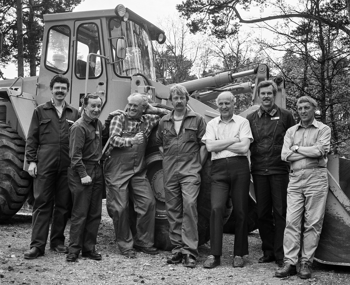 Teknikavdelningen
1. ding Per-Olof Rosén (fotograf till detta album), arméverkmästare Christer Månsson, 1. ding Bengt Lundblad, tekniker Leif karlsson, 1. ding Rolf Nordström, arméingenjör Svante Kempe och 1. ding Runo Wiklund.
OBS! två bilder.