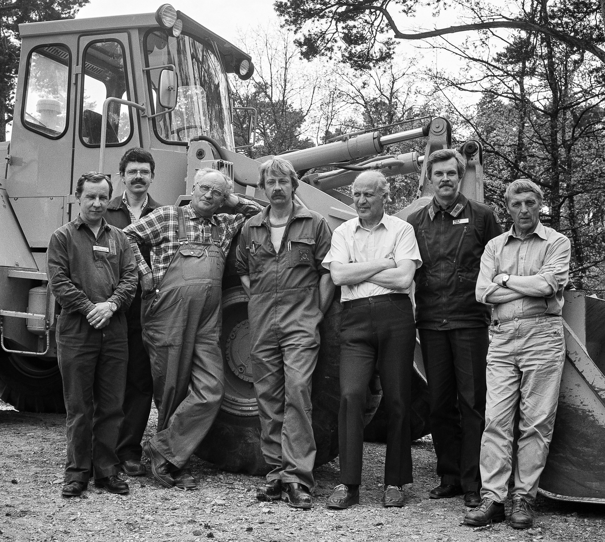 Teknikavdelningen
1. ding Per-Olof Rosén (fotograf till detta album), arméverkmästare Christer Månsson, 1. ding Bengt Lundblad, tekniker Leif karlsson, 1. ding Rolf Nordström, arméingenjör Svante Kempe och 1. ding Runo Wiklund.
OBS! två bilder.