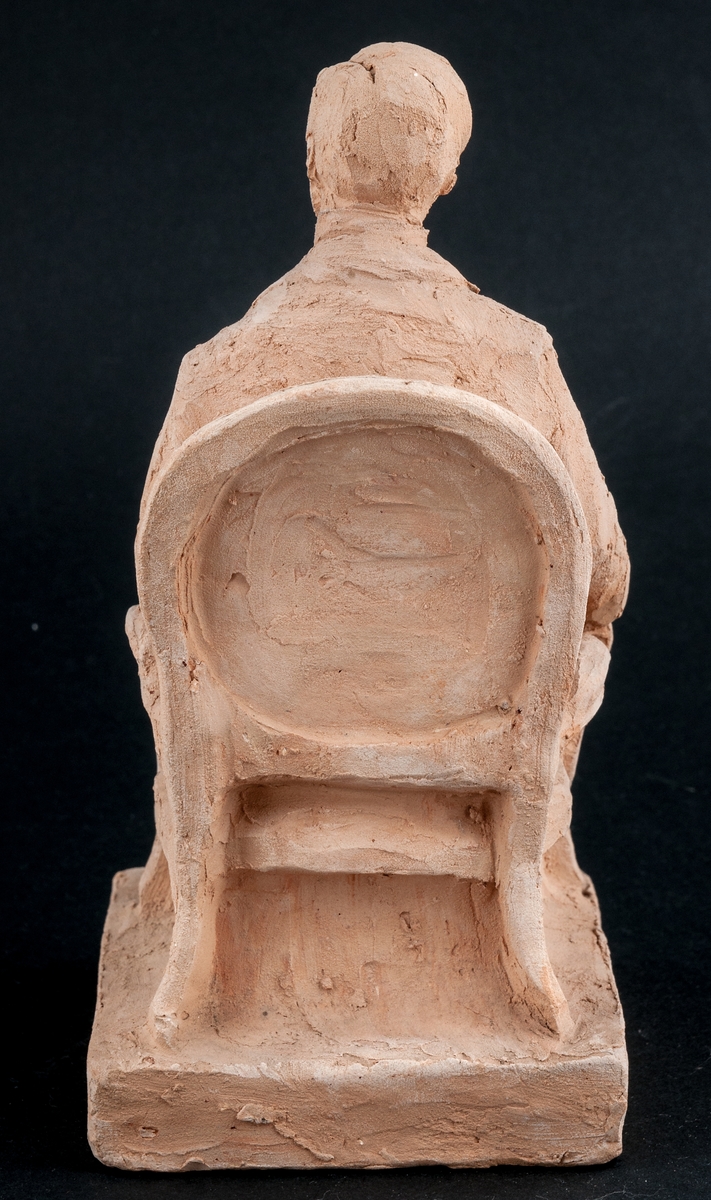 Skiss i terracotta, Per Murén, sittande i stol.
Signatur höger sida i bottenplatta: Ida Matton, Paris, 1907. Sista siffran otydlig.