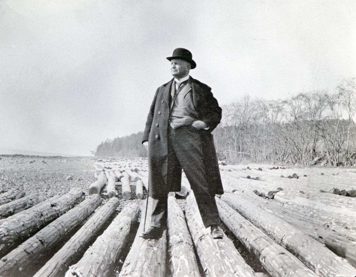 General Christian Wilhelm Engel Bredal Olssøn (1844-1915) på tømmerlunne ved Mjøsa på Hovelsrud, Helgøya. Han var general og krigsminister i 1905.