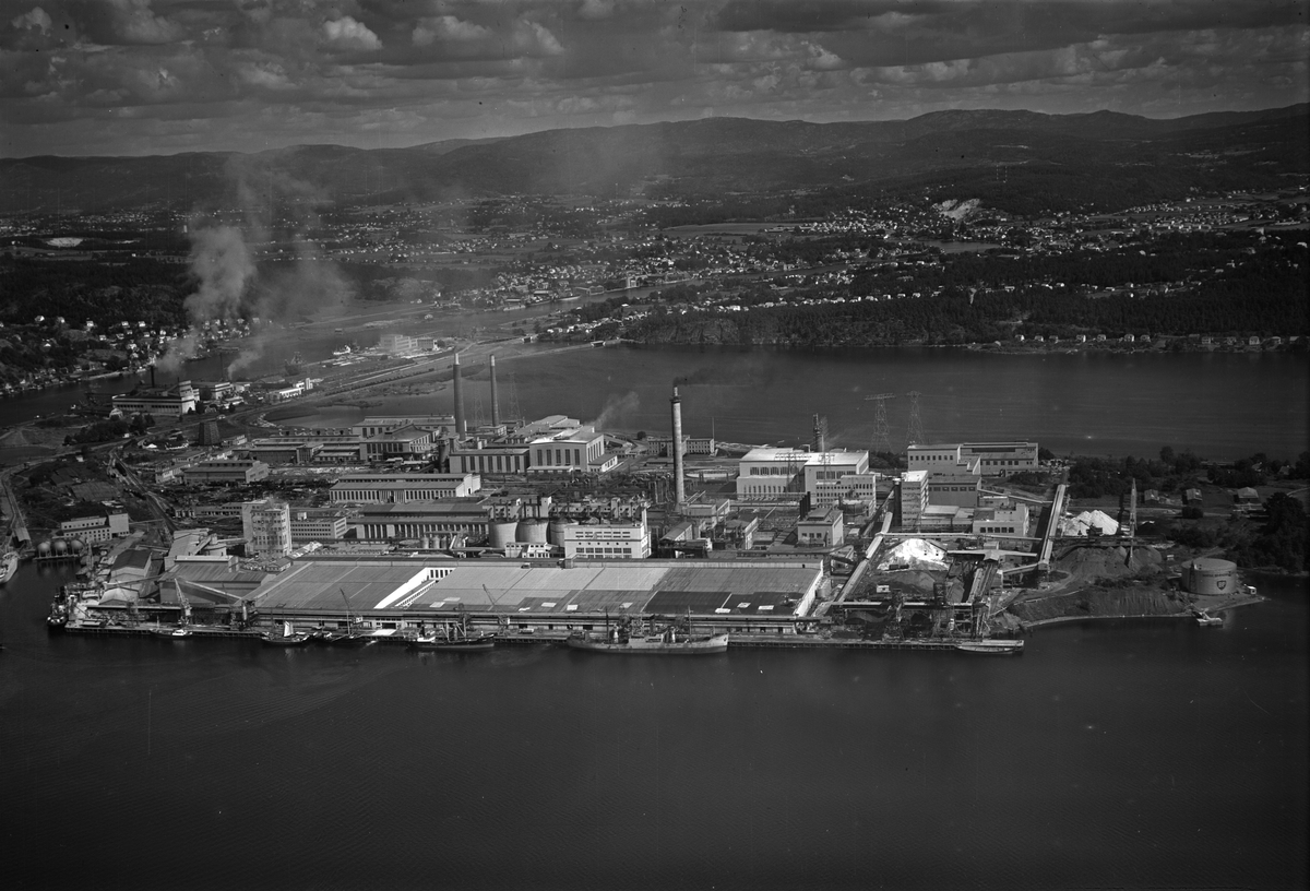 Flyfotoarkiv fra Fjellanger Widerøe AS, fra Porsgrunn Kommune. Norsk Hydro, Herøya. Fotografert av Vilhelm Skappel, 20.07.1953.