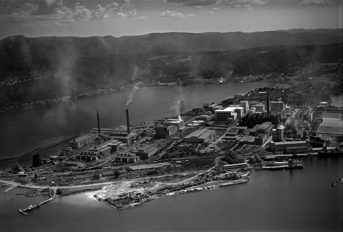 Flyfotoarkiv fra Fjellanger Widerøe AS, fra Porsgrunn Kommune. Norsk Hydro, Herøya. Fotografert av Vilhelm Skappel, 20.07.1953.