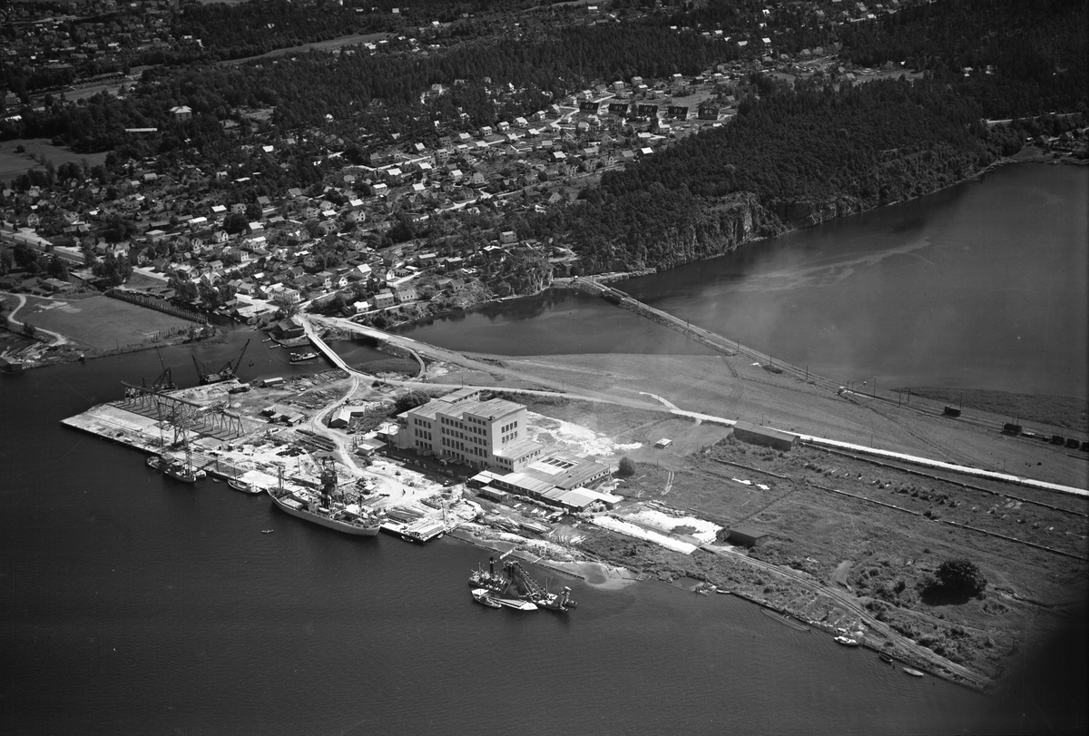 Flyfotoarkiv fra Fjellanger Widerøe AS, fra Porsgrunn Kommune. Sanitærporselenen, Herøya. Fotografert av Vilhelm Skappel, 20.07.1953.