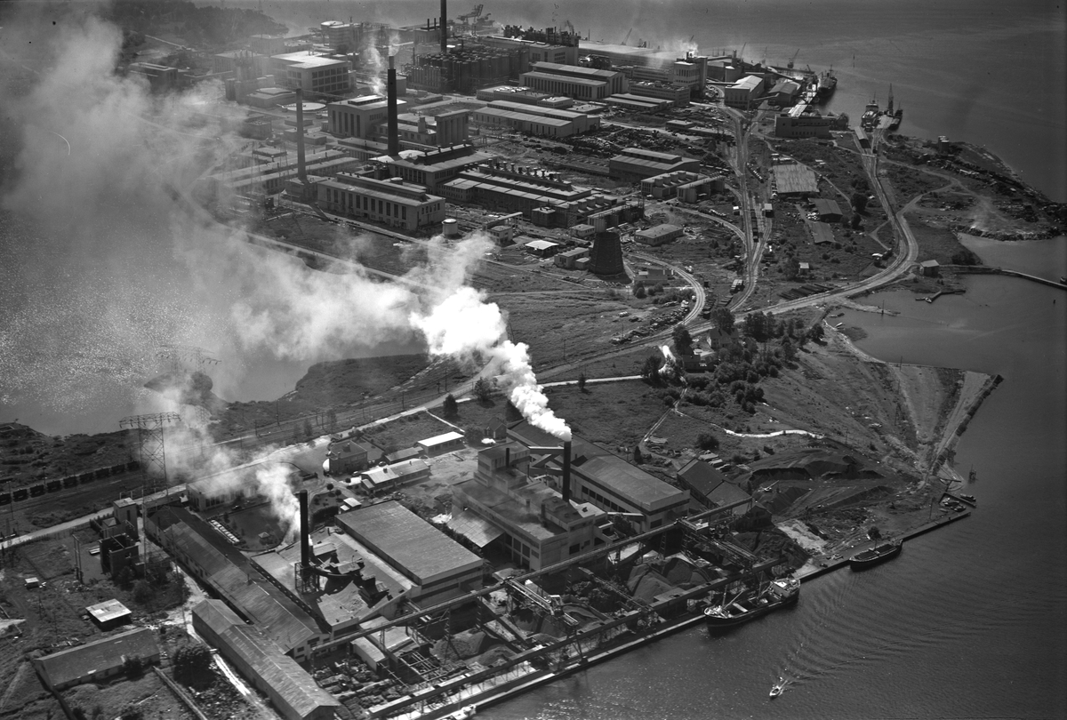 Flyfotoarkiv fra Fjellanger Widerøe AS, fra Porsgrunn Kommune. Metallurgen og Norsk Hydro, Herøya. Fotografert av Vilhelm Skappel, 20.07.1953.