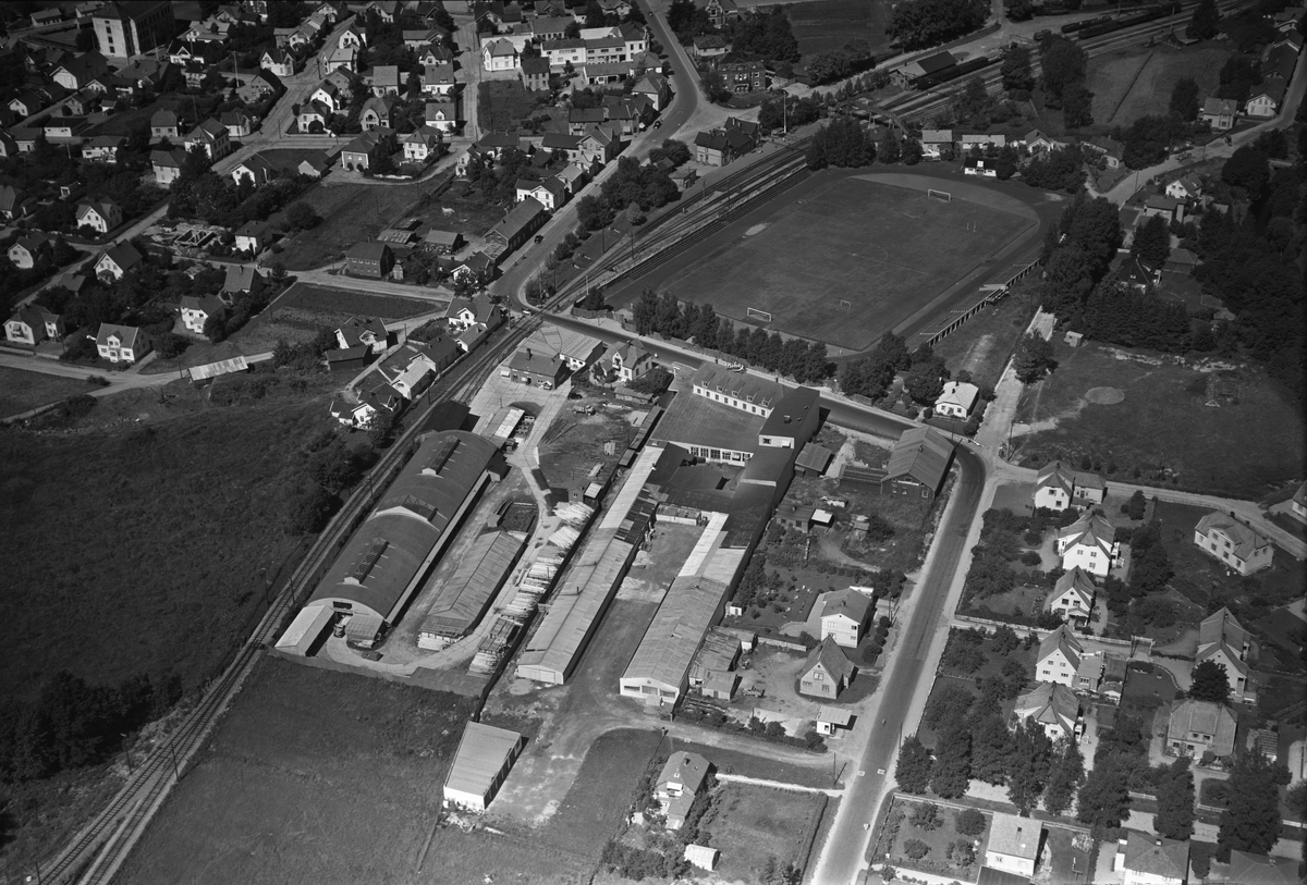 Flyfotoarkiv fra Fjellanger Widerøe AS, fra Porsgrunn Kommune. BEHA Fabrikker. Fotografert av Vilhelm Skappel, 20.07.1953.