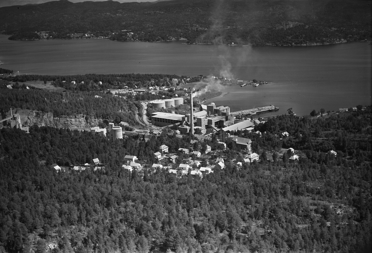 Flyfotoarkiv fra Fjellanger Widerøe AS, fra Porsgrunn Kommune. Dalen Portland Sementfabrikk, Brevik. Fotografert av Vilhelm Skappel, 20.07.1953.