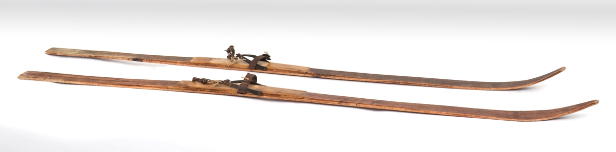 Ski, brunbeisede treski med regulerbar lærbinding