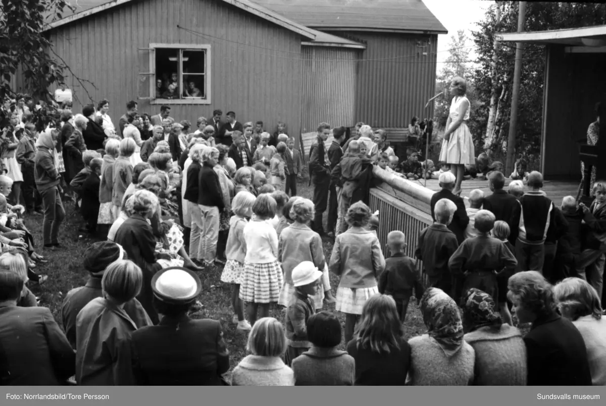 SSU anordnade två dagars festligheter i Alnö Folkets park, även kallat Burken. På lördagskvällen uppträdde raggarkungen, boxaren och sångaren Rolf Pettersson och söndagen bjöd på underhållning av sångkvintetten The Glenners samt en amatörtävling kallad Ungdomsparaden. Bild 2: Kenneth Norman, 14 år, en ung rocksångare från Sundsvall som vann tävlingen. Han framförde bland annat Mean woman Blues och Long tall Sally. Bild 3: Ångeflickan Lena Eriksson, 12 år, som bjöd på Gotländsk sommarnatt och kom på andra plats. Bild 4: Tredjepristagaren Gerd Törngren, 11 år, från Skönsberg som sjöng Sju små vita svanar.
