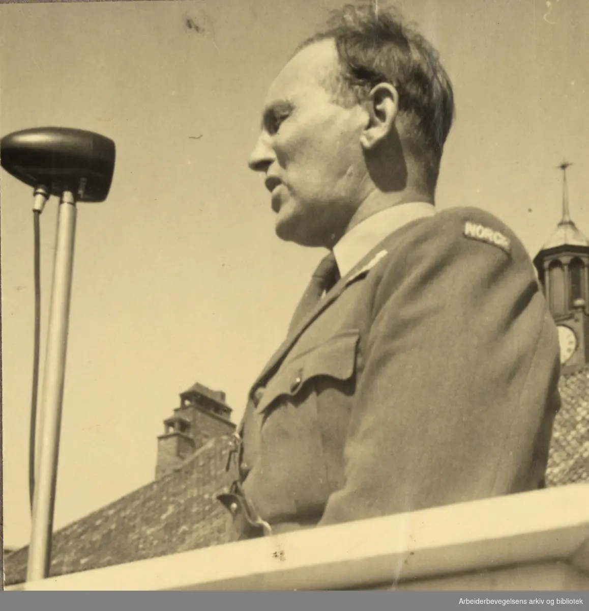 Oberst Helset taler, idrettsparaden på Bislett, 3. juni 1945.