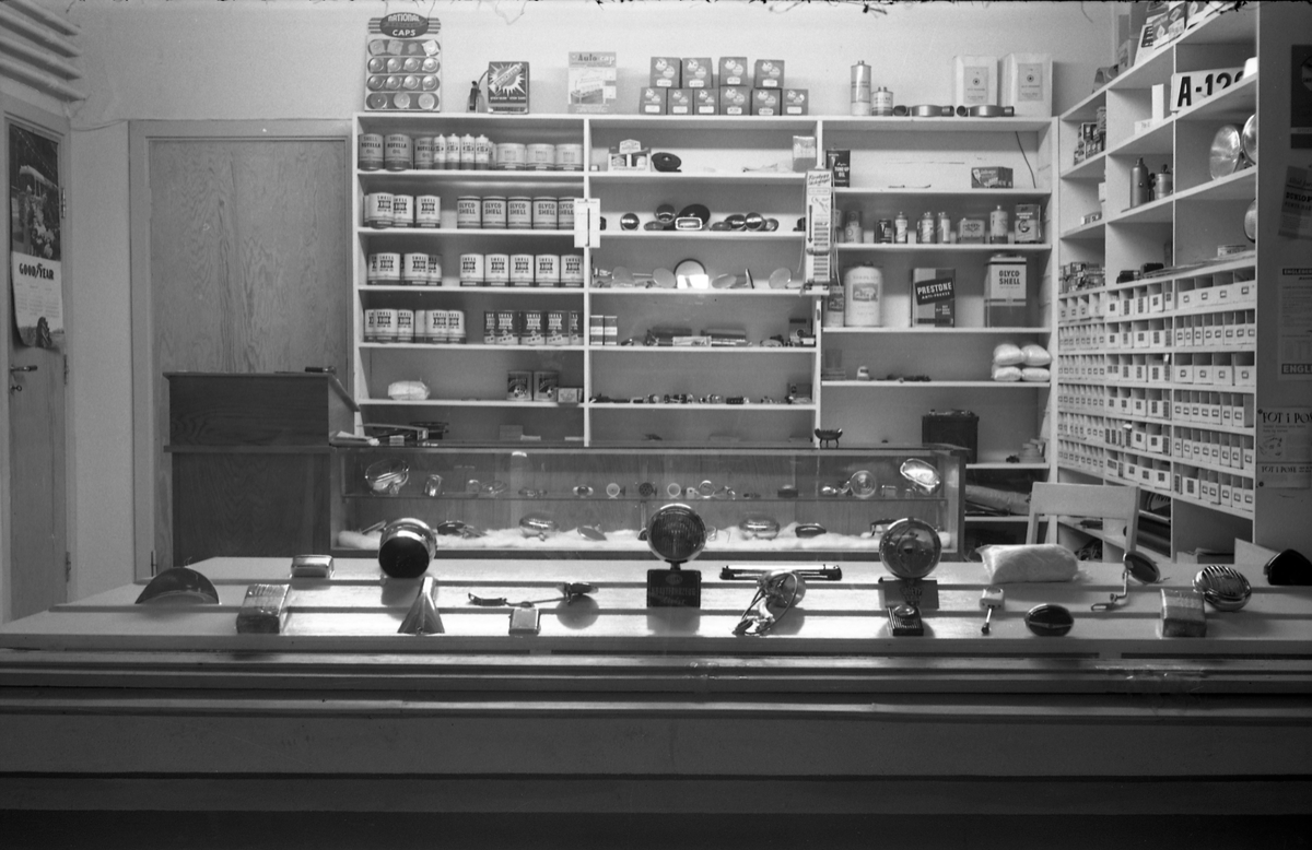 Fem interiørbilder fra Shell bensinstasjonen på Lena vinteren 1956. Bildene er tatt fra utsida,, gjennom vinduet.
