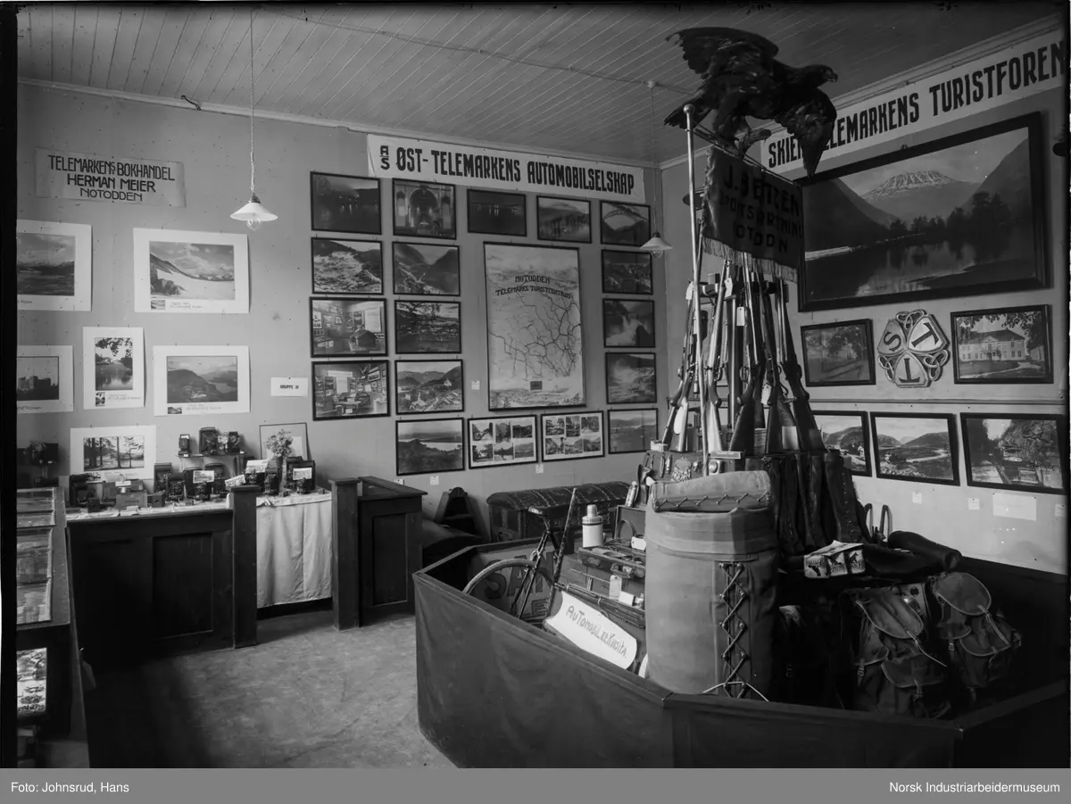 Fylkesutstillingen Kongsberg 1924. Utstillinger for Telemarkens Bokhandel Herman Meier, A/S Øst-Telemarkens Automobilselskap, J. Betzen sportsforretning og Skien - Telemarkens turistforening.