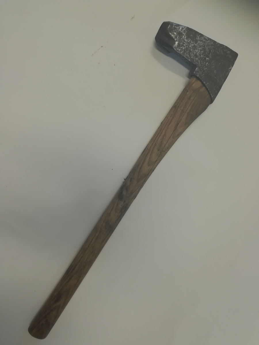 Merkeøks for A/S BorregaardMerkeøksene ble brukt av tømmermålere til merking av tømmer. Tømmermåling var et mannsdominert yrke. 