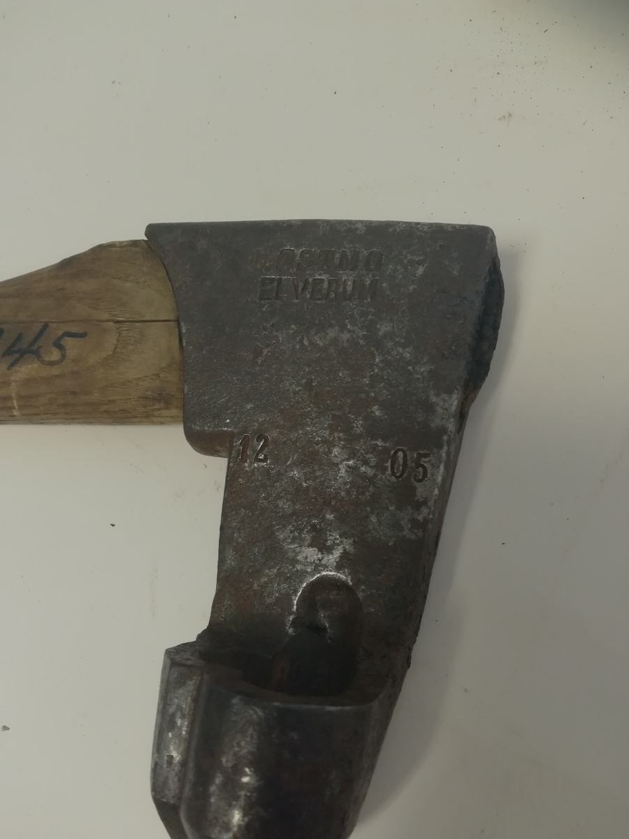 Merkeøks for A/S BorregaardMerkeøksene ble brukt av tømmermålere til merking av tømmer. Tømmermåling var et mannsdominert yrke. 