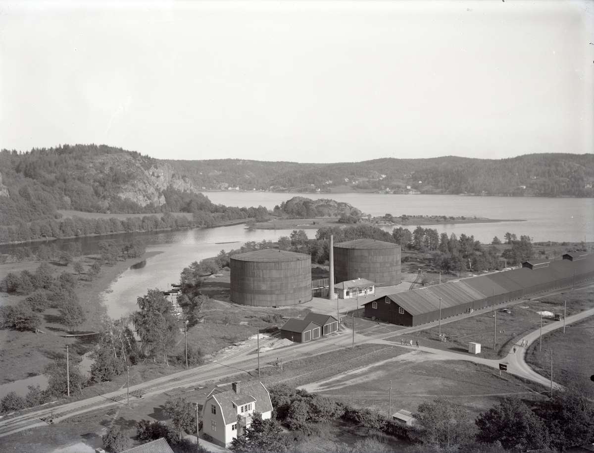 Enligt medföljande noteringar: "1948. No. 18. Cisternerna. Munkedals Hamn."