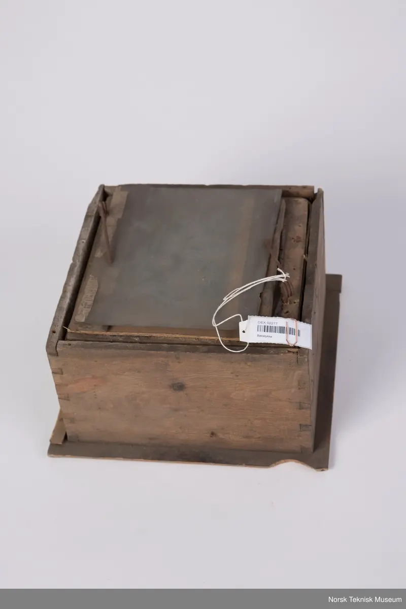 Muligens et kamerabakstykke. Med et glass som kanskje er en mattskive.