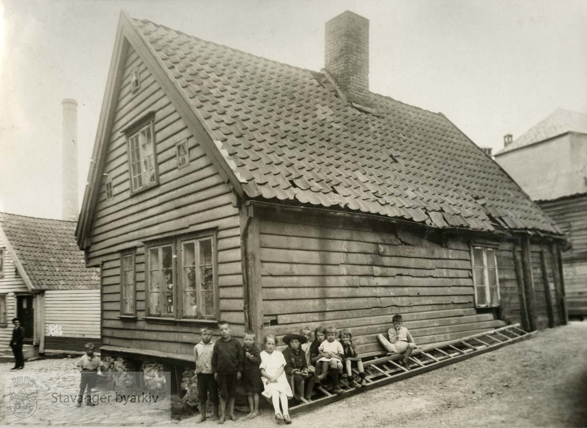 En gruppe barn står oppstilt utenfor huset.