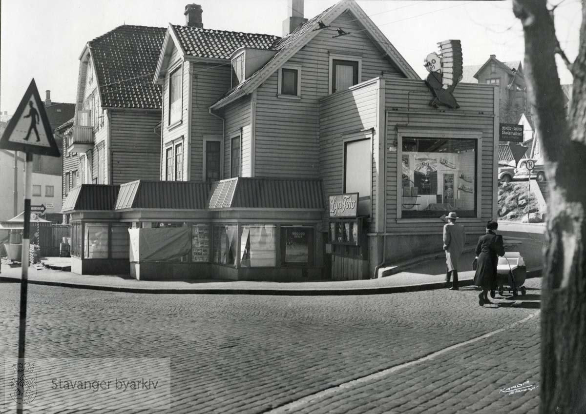 Olavskleiva 4, revet oktober 1955. I bakgrunnen nr. 6, revet september 1955.