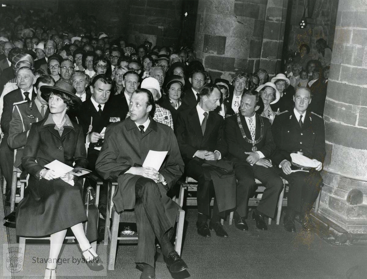 Jubileumsgudstjeneste i anledning Stavanger bys 850-årsjubileum i 1975. Ordfører Arne Rettedal nr to fra høyre på andre rad. Tidligere ordfører og fylkesmann John Norem til venstre på tredje rad.