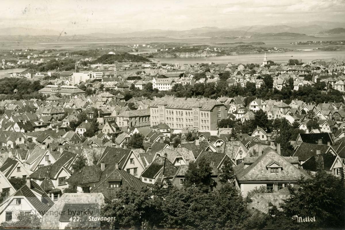 Postkortmotiv over Våland..Mot Våland skole. Petrikirken, Metodistkirken og Hetlandskirka synes godt i bakgrunnen...Husene ligger til Asbjørnsens gate, Johan Thorsen gate, Biskop Njåls gate, Hilmands gate, Eilert Sundts gate, Magnus Lagabøters gate, Hafrsfjordgata, Bernhard Hanssons gate, Rektor Steens gate, Schives gate, Grensegata, Sigurds gate, Butlers gate, Muségata, Lagårdsveien, Kongsgata, Birkelands gate