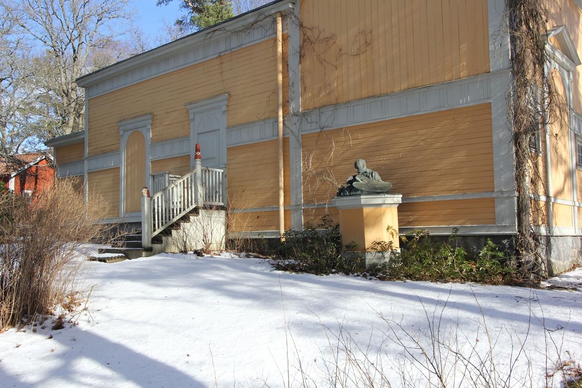 Konstnären Julius Kronbergs ateljé är en panelad, gulmålad träbyggnad, uppförd 1890 och tillbyggd 1912. Byggnaden innehåller två ateljéer och är helt präglad av sin funktion som arbetslokal. Den saknar fönster i norr, söder och väster men har stora ateljéfönster i öster. Taket är klätt med plåt och försett med en centralt placerad skorsten. 

Efter konstnärens död köpte grevinnan Wilhelmina von Hallwyl ateljén och skänkte den till Skansen. Byggnaden flyttades till Skansen 1922 från sin plats vid Lilla Skuggan på Djurgården i Stockholm.