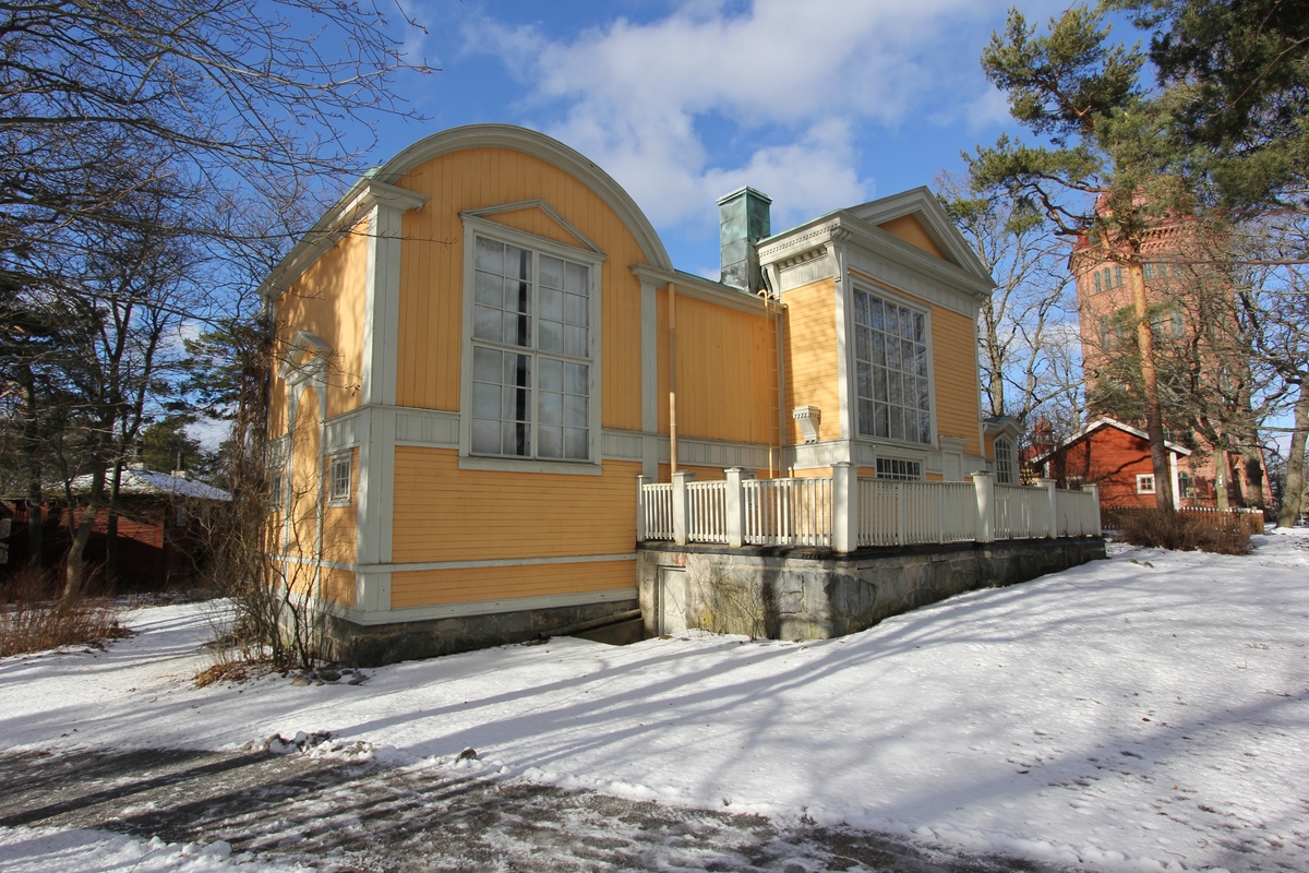 Konstnären Julius Kronbergs ateljé är en panelad, gulmålad träbyggnad, uppförd 1890 och tillbyggd 1912. Byggnaden innehåller två ateljéer och är helt präglad av sin funktion som arbetslokal. Den saknar fönster i norr, söder och väster men har stora ateljéfönster i öster. Taket är klätt med plåt och försett med en centralt placerad skorsten. 

Efter konstnärens död köpte grevinnan Wilhelmina von Hallwyl ateljén och skänkte den till Skansen. Byggnaden flyttades till Skansen 1922 från sin plats vid Lilla Skuggan på Djurgården i Stockholm.