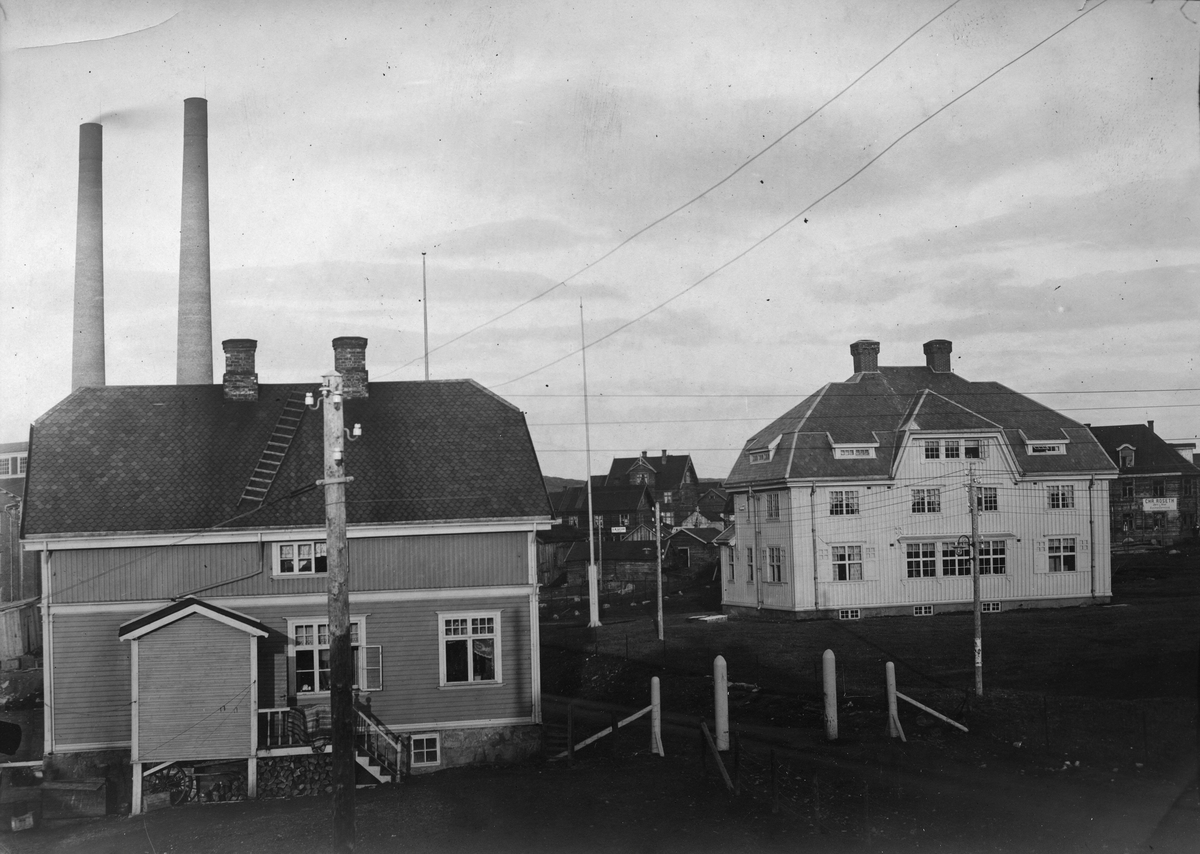 Sydvarangers administrasjonsbygning, pipene på Dampsentralen ses i bakgrunnen, oktober 1910.