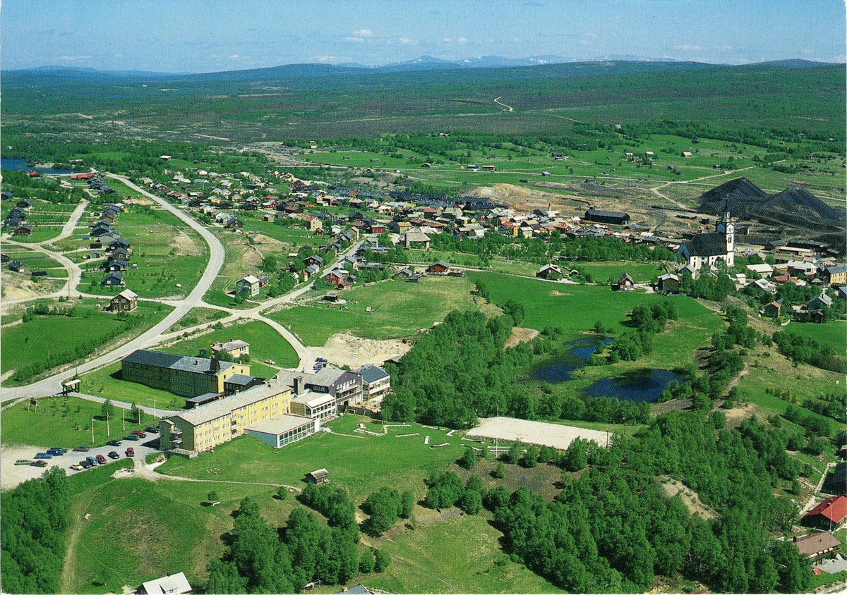 Flyfoto av Røros turisthotell, An-Magritt-veien, Haugan, kjerka og Slagghaugan. Postkort