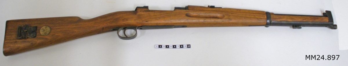 Karbin med stock av mörkt trä. Märkt med mässningsplatta G.V 19 på kolven. Märkt med serienummer 176.

På stockens vänstra sida märkning FHS 142 i höjd med varbyglen, på högra sidan på ungefär motsvarande plats anteckning FHS 0142.

Vid patronläget märkning i metallen: Carl Gustafs Stads Gevärsfaktori 1914.