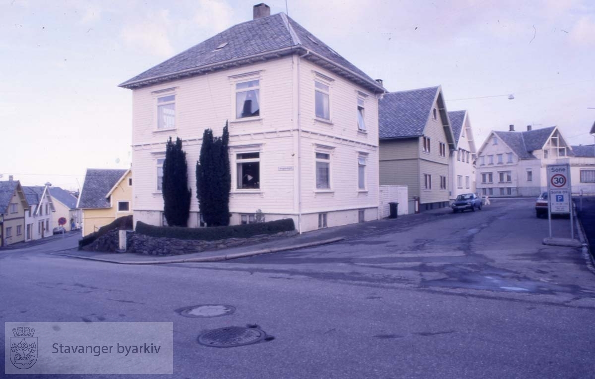 Før bygging av Bergelandstunnellen.Saneringsklare hus i krysset Bergelandsgata, Birkelands gate og Kortegata. Der Kortegata 4 står i dag.