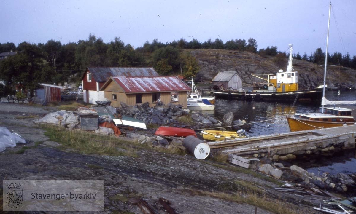 Naust og småbåter på Roaldsøy