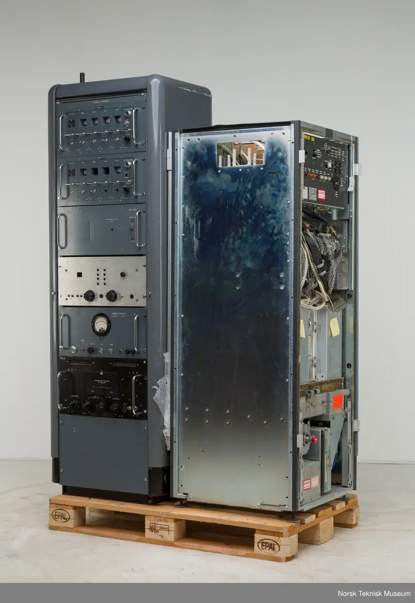 Modul til Univac 1180. Med dør. Følger med en brukermanual og en loggføringsbok.