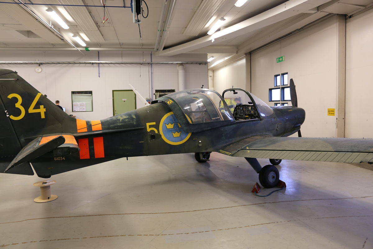 Skolflygplan SK 61A
Beagle B 125 Bulldog

Flygplanet är målat grönt med ljusblå undersida.
Märkning: Under nosspetsen kodsiffra 34; på bakkroppen kronmärke och flottiljnummer 5; på fenan kodsiffra 34.