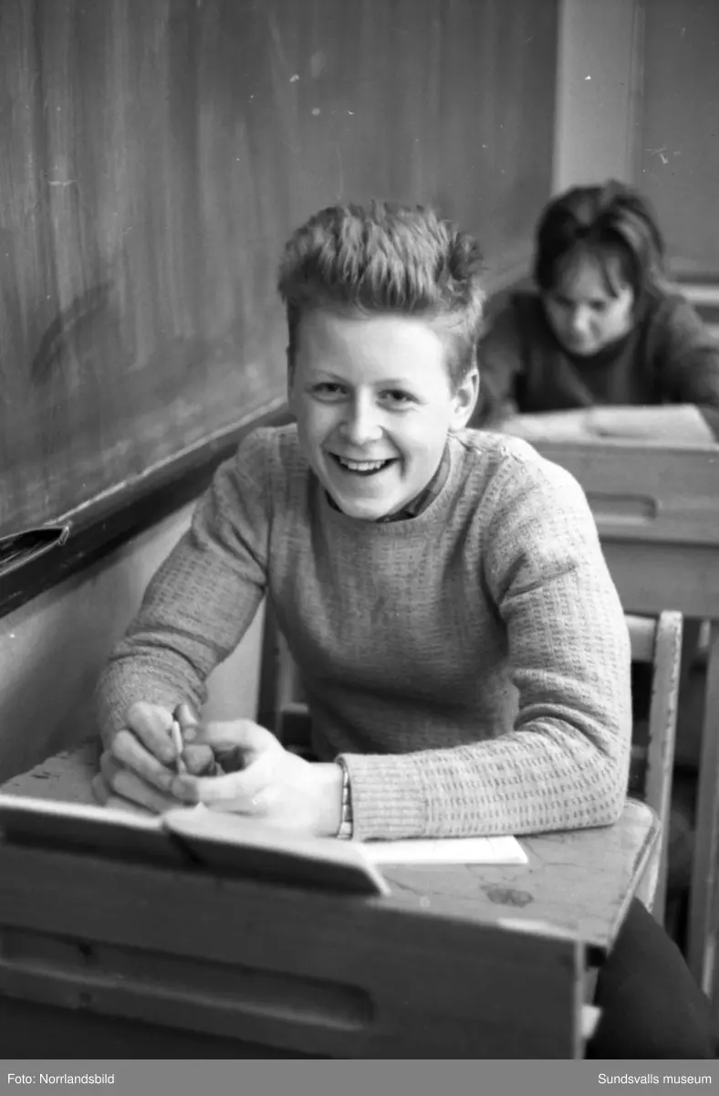 Leif Gunnerstål i sjunde klass på Höglundaskolan vann en riksomfattande geografitävling arrangerad av tidningen Ungdomsnytt, Reso, Linjeflyg och SJ. Priset var att han fick bjuda sina klasskamrater med på en resa till Visby i mitten av maj månad. Inte undra på att hela klassen jublade ute på skolgården. Längst till höger skymtar klassföreståndaren Uno Eriksson, som också var medbjuden på resan.