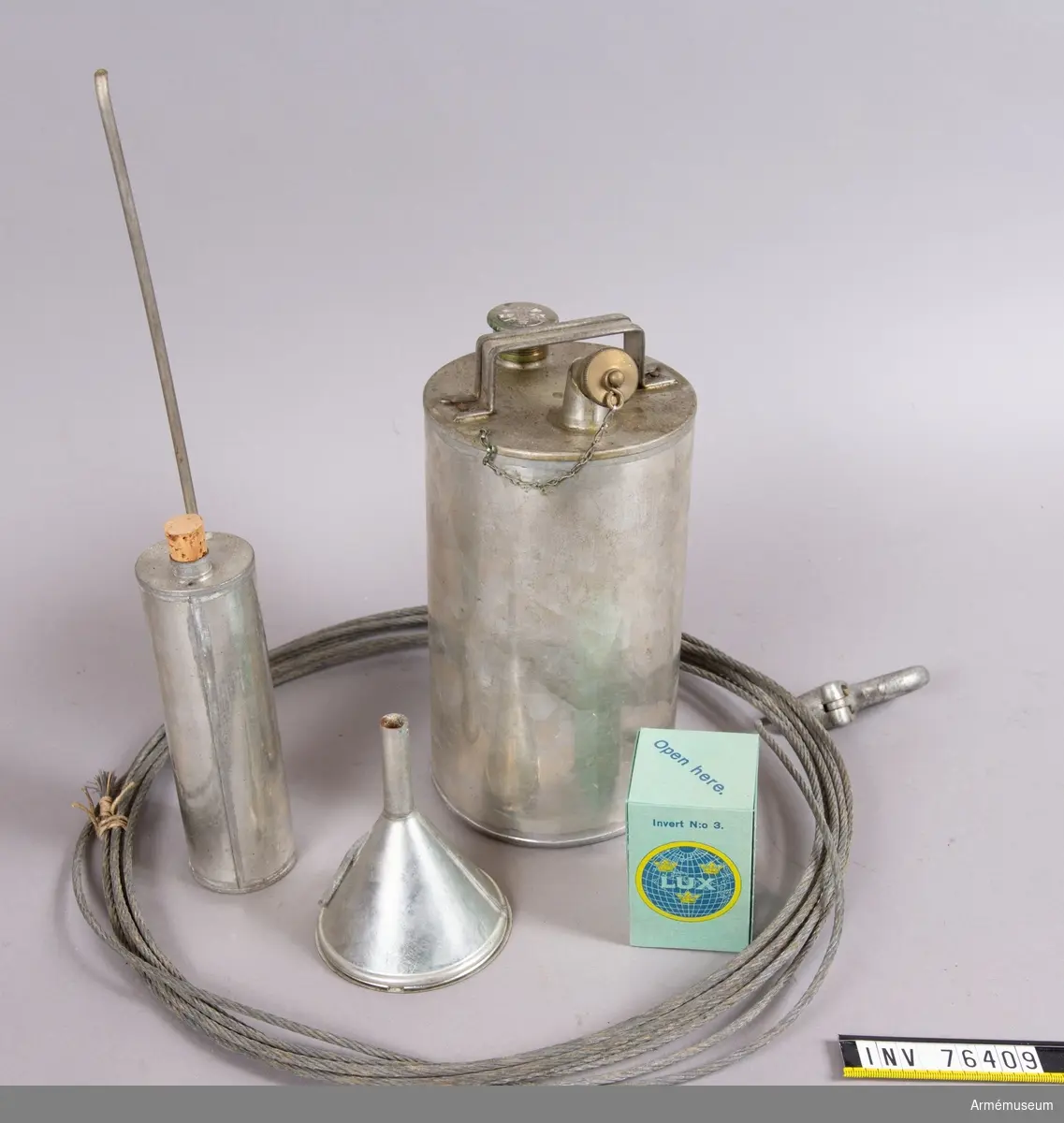 Grupp: I II. 

Lampa av typen Lux Inverella för 200-400 normalljus. Inom det militära avsedd för fältlasarett. Två fotogenkannor á 5 l saknas.