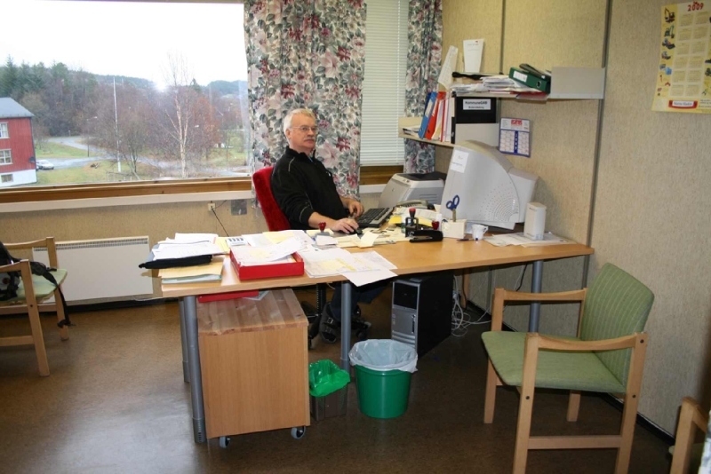 Leirfjord, Leland. Rolf Inge Martnes, teknisk etat på sitt kontor på kommunehuset før renovering og ombygging.