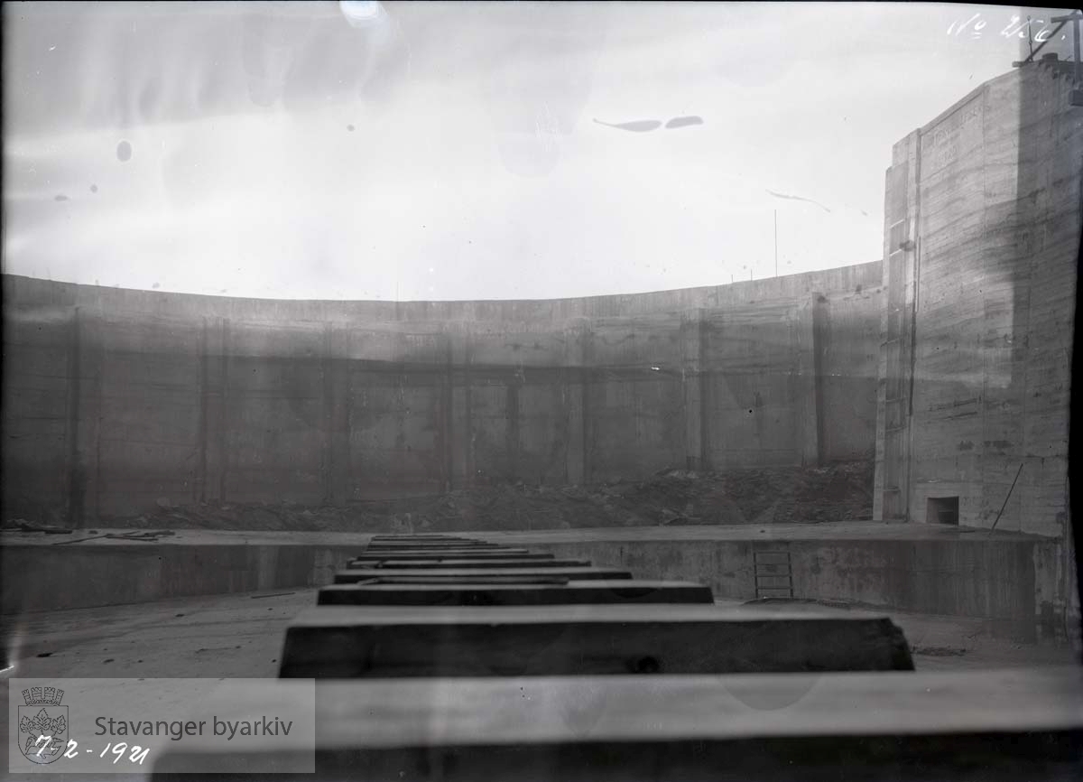 Dokk ved Rosenberg Mekaniske Verksted.Buøy