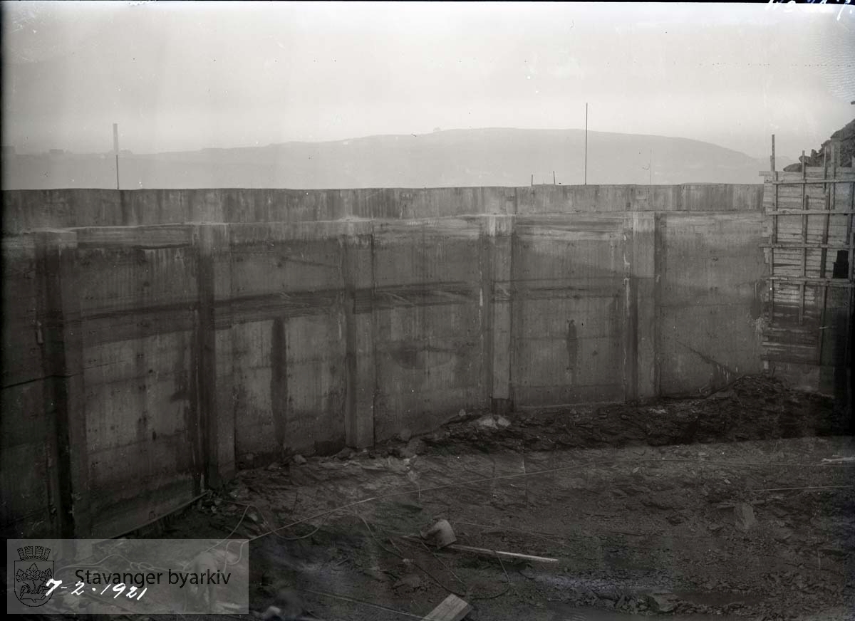 Dokk ved Rosenberg Mekaniske Verksted.Buøy
