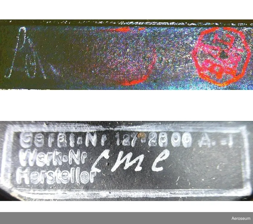 En manöverenhet för tröghetsnavigation. Gjord i svart metall. Tillverkad av CME (Gebr. Wichmann, Zeichengeräte, Vermessungs-Instrumente, Berlin).

På Botten står det: "Gerät. Nr 127 - 2806 A-1 Werk. Nr Hersteller CME". Det finns också en signatur som inte går att tyda och två röda stämplar på en står det: "BAL [otydligt]" och den andra går inte att tyda.