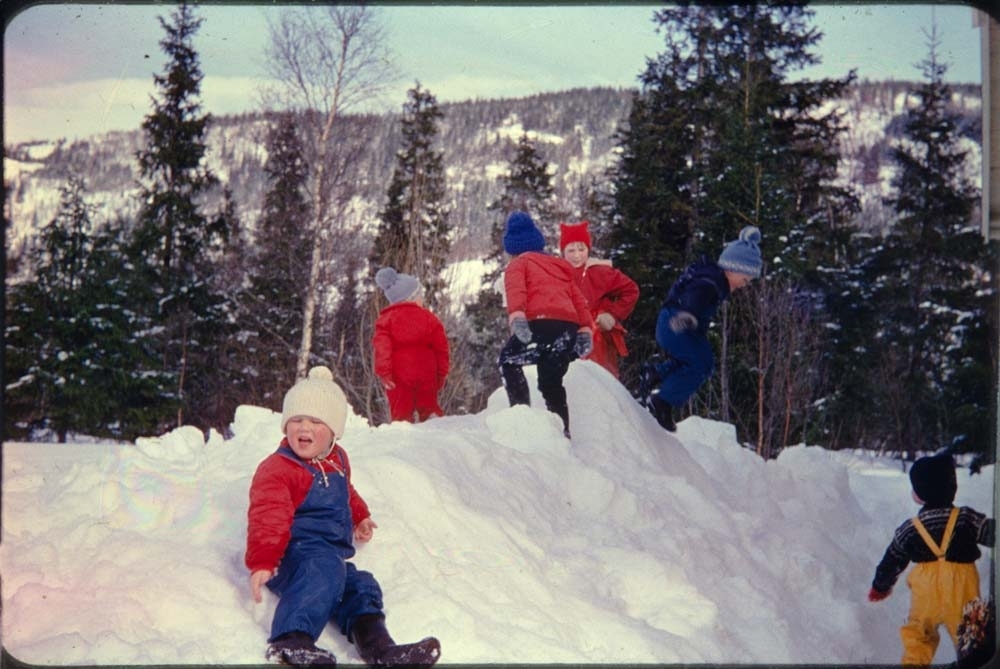 Kippermoen barnepark, 1961-62. Barn som leker i snøen.