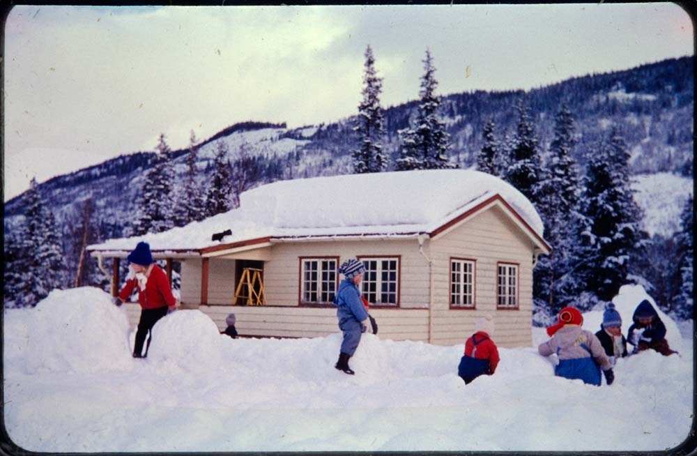 Kippermoen barnepark, 1961-62. Barn som leker i snøen utenfor barnehagen.