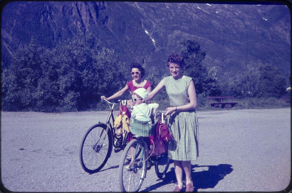 Kippermoen barnepark, 1961-62. Lite barn i sykkelkurven, to kvinner med sykler.