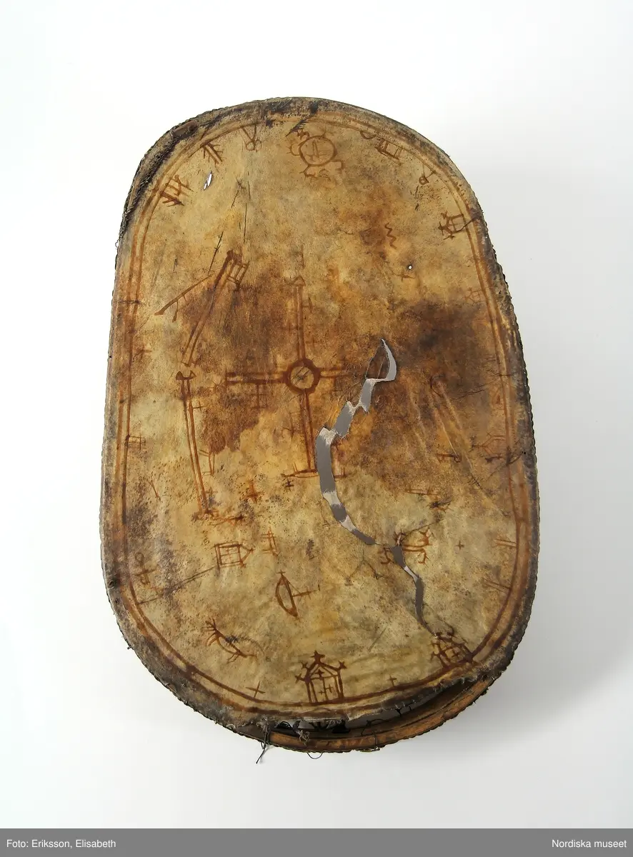 Huvudliggaren:
"Lapptrumma. Dep. 15/11 1943. Deposition av Statens Hist. Museum enl. instr. 2/2 1943. [Tidigare numrering] St. H. M. 360:20."