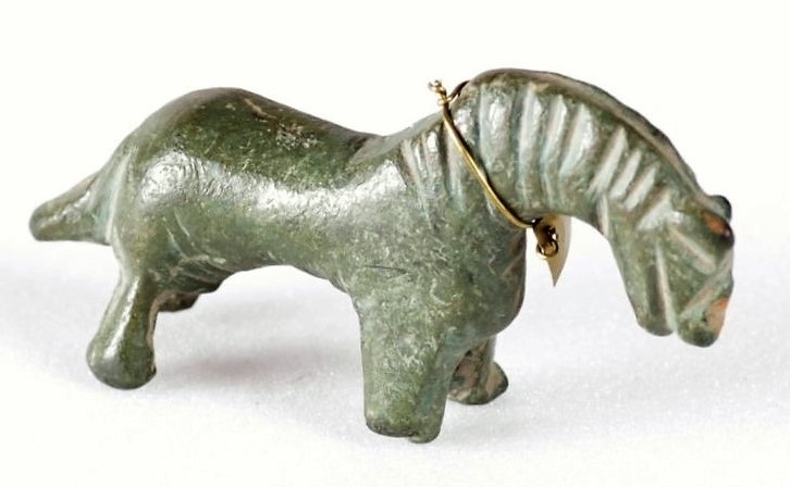 Vektlodd i bronse med form som en liten hest, veier 1/2 mark. Funnet på gården Nettum, Balke og er fra middelalderen.