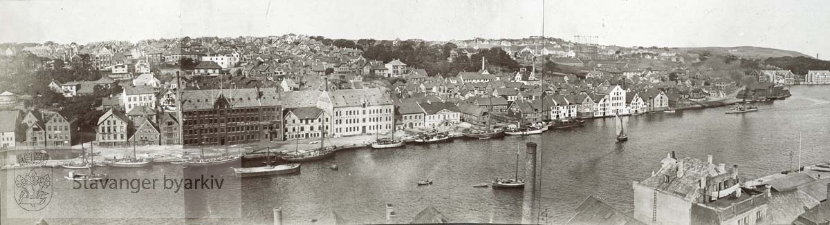 Strandkaien med sine hermetikkfabrikker og tollbod..Mot Sandviken. Gamle Stavanger i bakgrunnen..Gassverket til høyre.