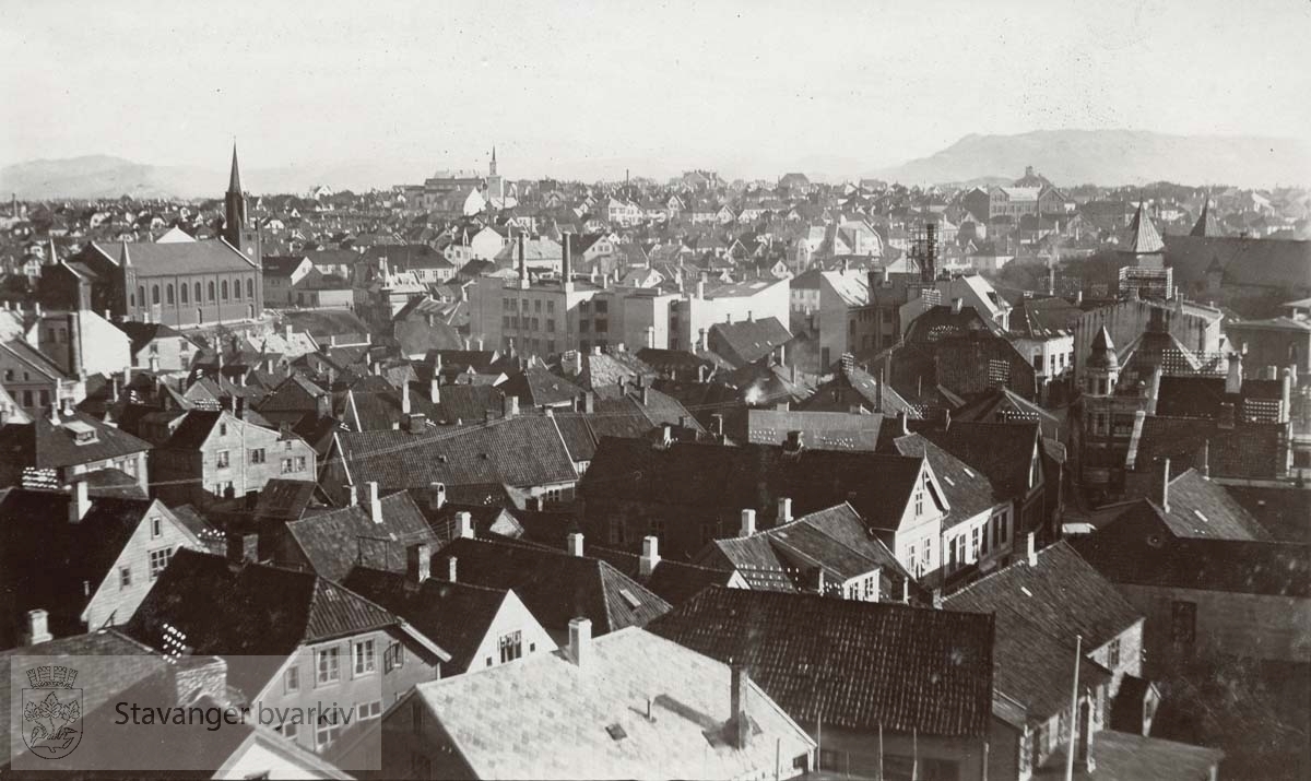 Sett fra Valberget..De nærmeste byggene ligger til Kirkegata, Steinkargata , Arneagergata og Vevergaten (Søregata i dag).Petri kirke, domkirka og Hetland kirke i bakgrunnen..Mot Bergeland. Det hvite murbygget i midten er Hetlandsgata 5.