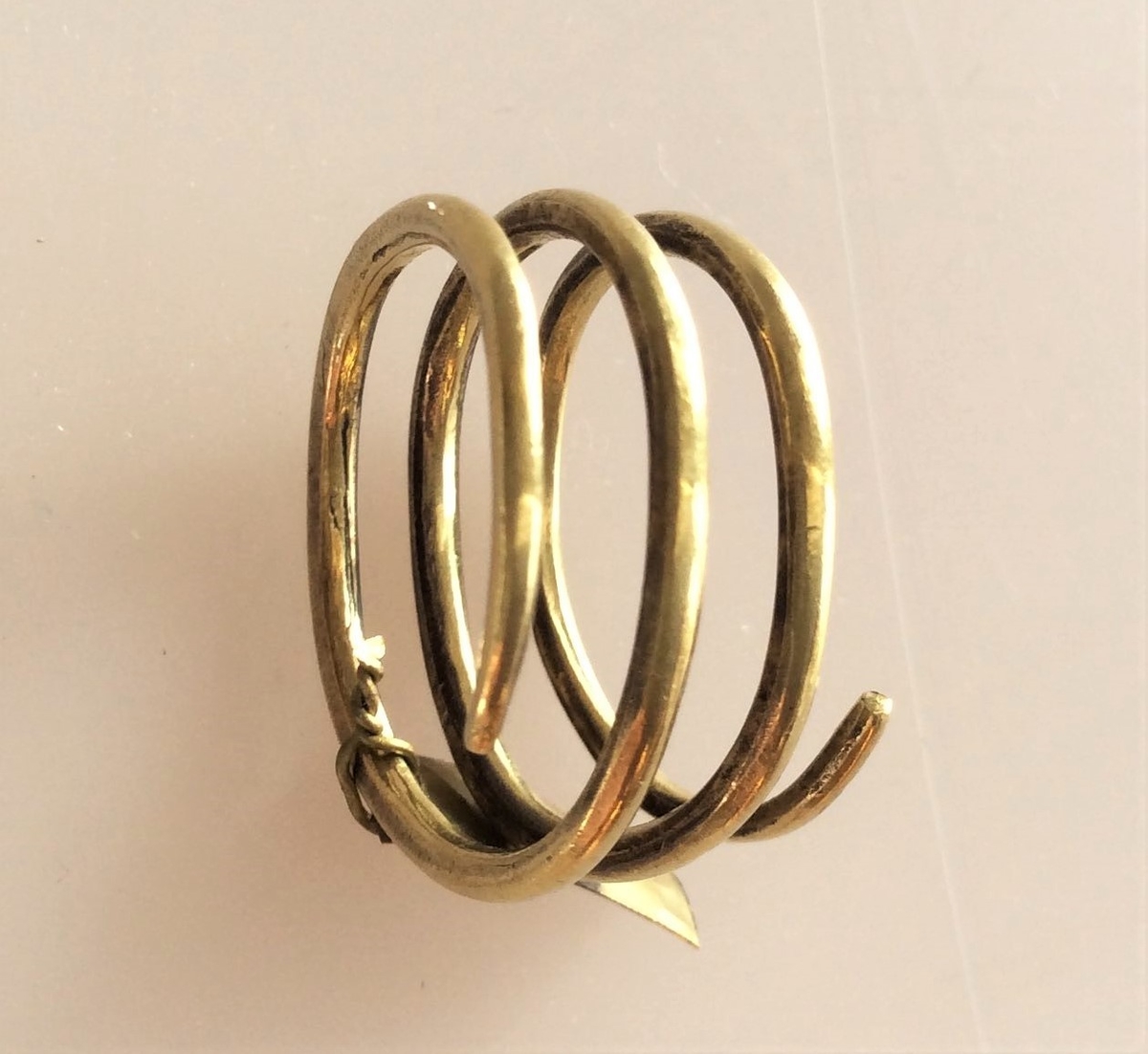 Spiralformet gullring ganske som type Rygh 303, fra yngre romersk jernalder. Funnet i en kvinnegrav på Vestby under Evang i 1885.
